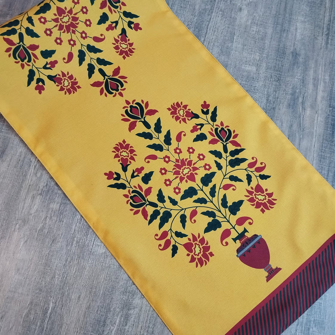 Guldaan - Table runner