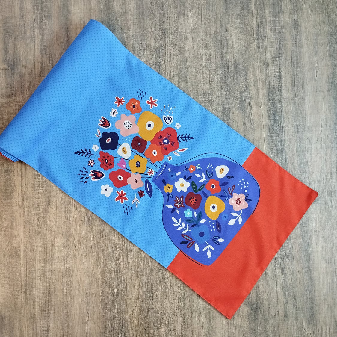 Blue flower vase - Table runner